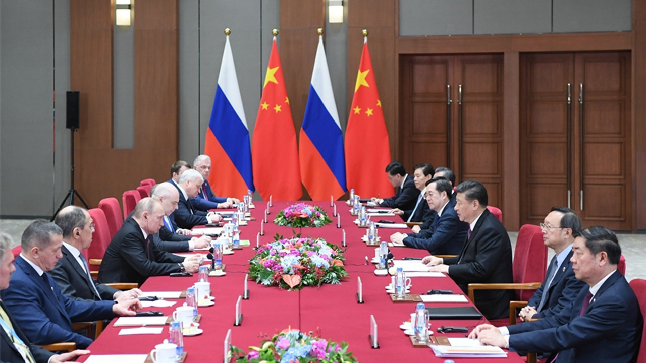 Дипломатическая одежда китая. Дипломатический подарок китаю. Дипломатический подарок китаю. Глава госсовета китая. Дипломатический подарок китаю.